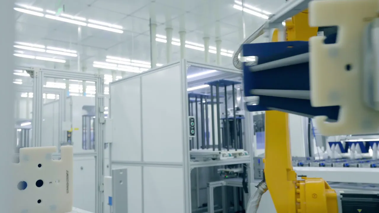 Vídeo conceptual de automatización coordinando tareas operativas
