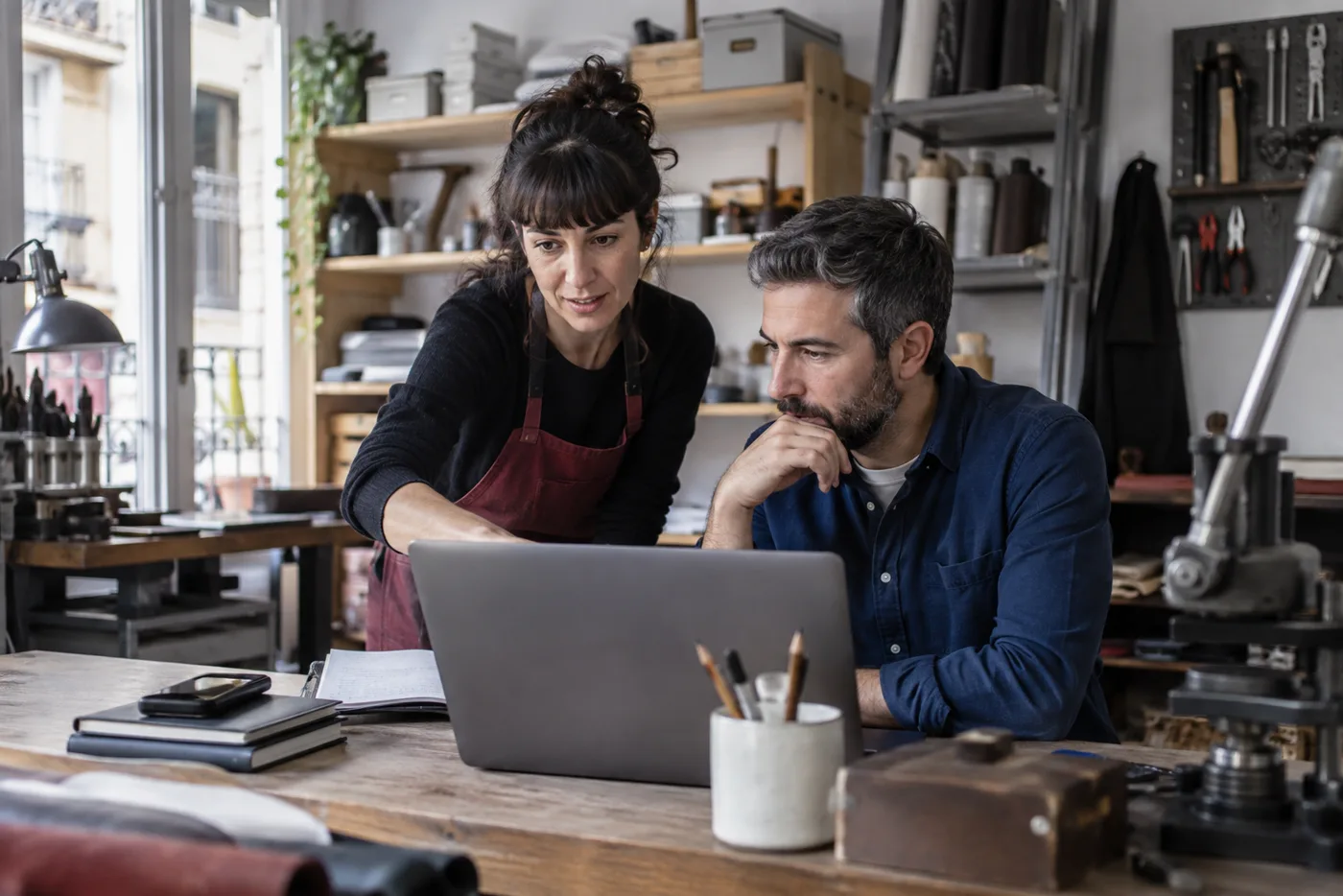 Equipo pequeño trabajando con software y herramientas digitales para su negocio